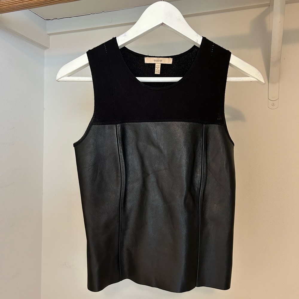 Sleeveless leather top - XS